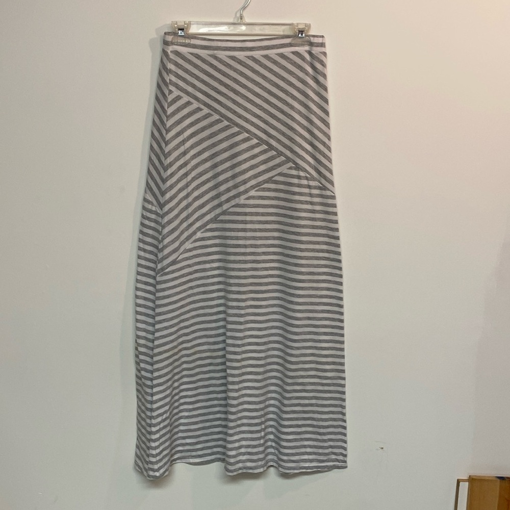 Mix & co brand. Women’s maxi skirt. Size:M color: grey and white
